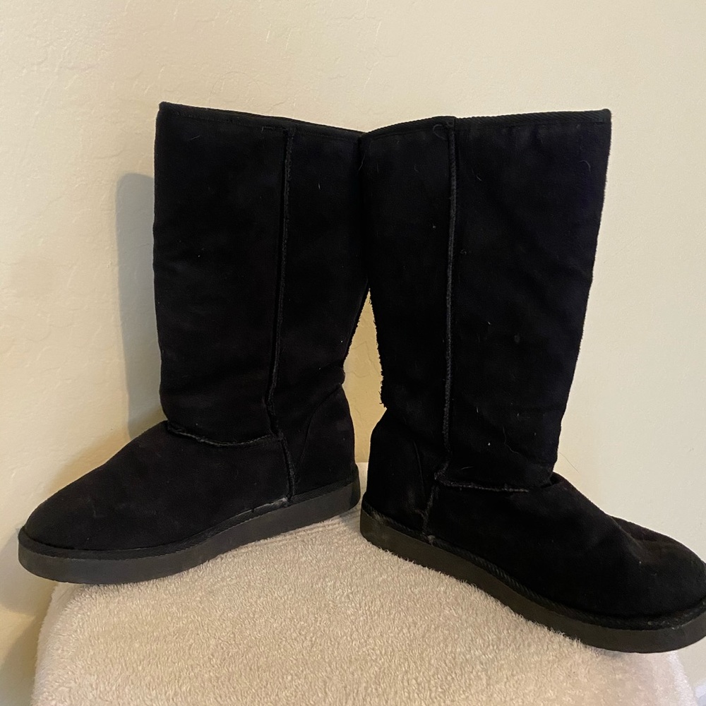 Black suede boot